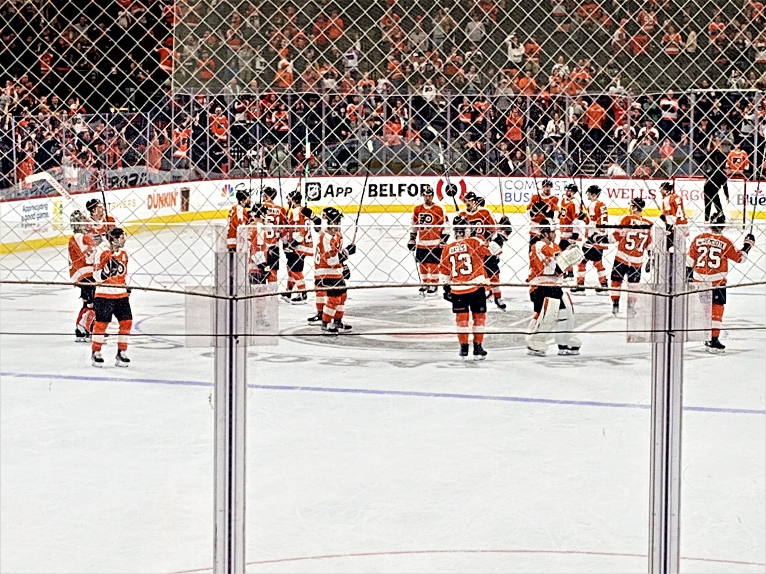 Gritty party crashing Phillies game.  : r/Flyers